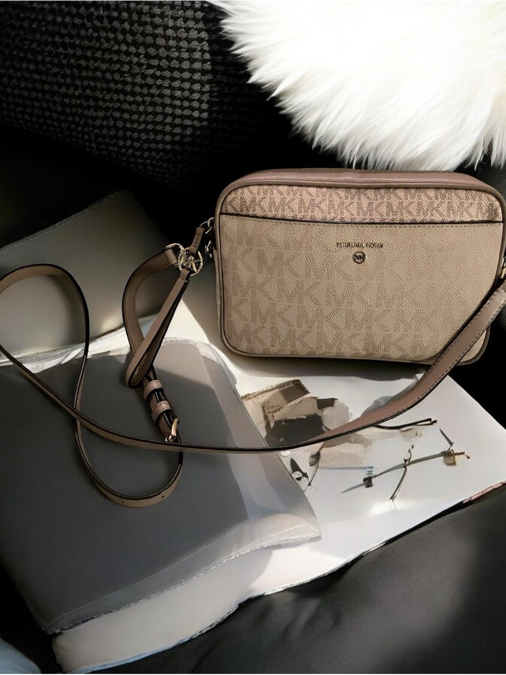 USED ONCE & SPOTLESS! MICHAEL KORS JET SET TRAVEL LARGE  LOGO WRISTLET CROSSBODY
